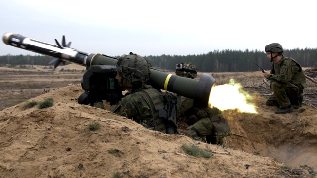 Стрельба противотанковым ракетным комплексом Javelin расчетом вооруженных сил Литвы
