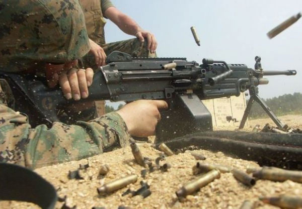 Стрельба из пулемёта M249.