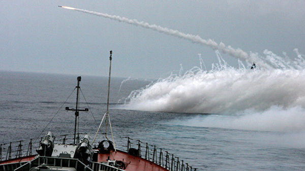 Стрельба ракетным комплексом в море