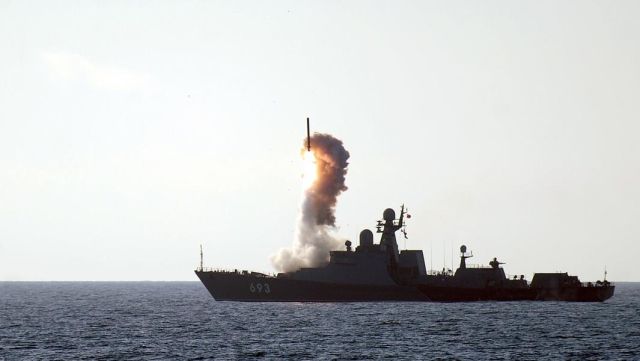 Стрельба ракетой "Калибр-НК" на корабле "Дагестан"