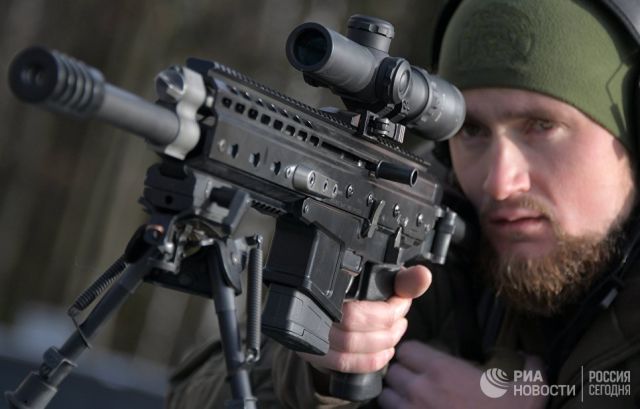 Стрелок-испытатель вооружений Дмитрий Кузнецов с cамозарядным карабином ORSIS K15