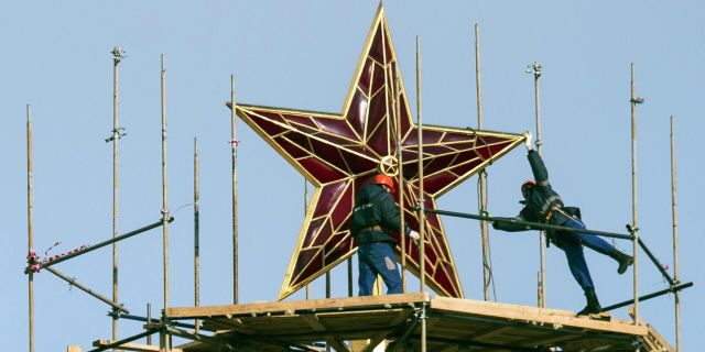 Строительные работы на Спасской башне Кремля