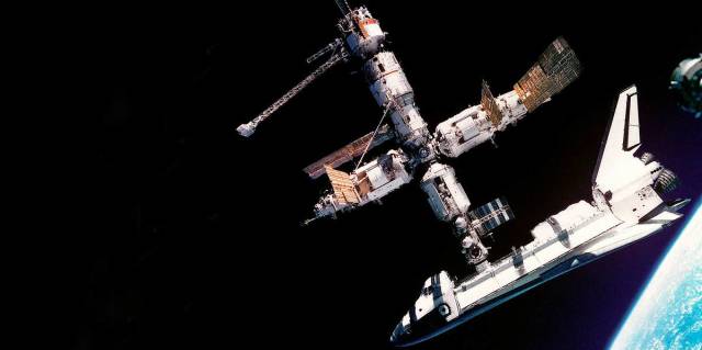 Стыковка шаттла "Атлантис" с российской орбитальной станцией "Мир", 1995 год
