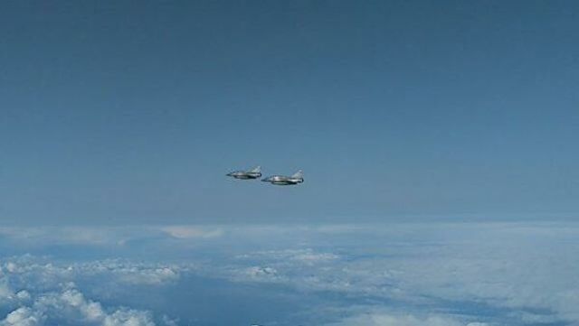 Су-27 перехватил истребителей ВВС Франции над Черным морем. Кадры Минобороны РФ