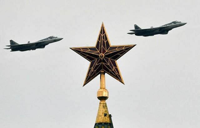 Су-57 на воздушном параде Победы в Москве