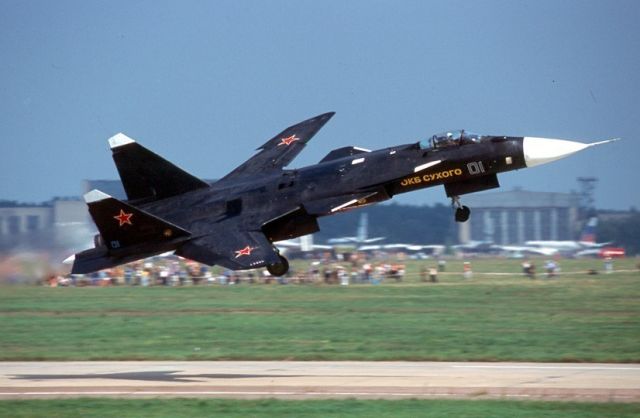 Су-47 на МАКС-2001.