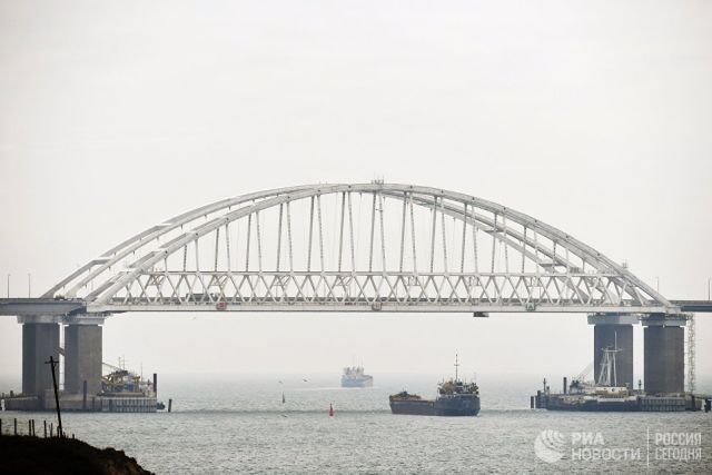 Суда проходят под аркой Крымского моста после возобновления судоходства в Керченском проливе. 26 ноября 2015