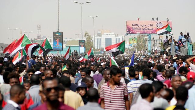 Суданские демонстранты во время митинга в Хартуме