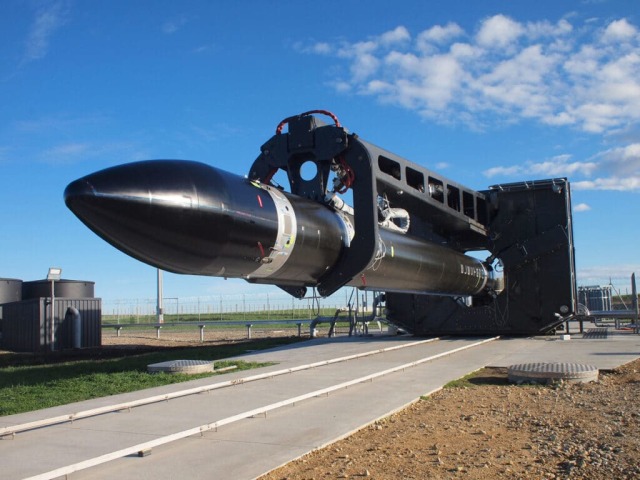 Сверхлегкая ракета-носитель Electron компании Rocket Lab. Корпус ракеты черный из-за использования композита на основе углеродных нитей. Фото: Rocket Lab