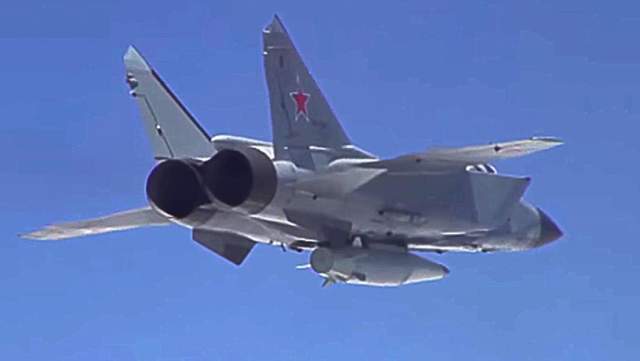 Сверхзвуковой истребитель-перехватчик МиГ-31К с гиперзвуковой ракетой «Кинжал» во время летно-тактических учений с самолетами Ту-22М3 дальней авиации ВКС РФ