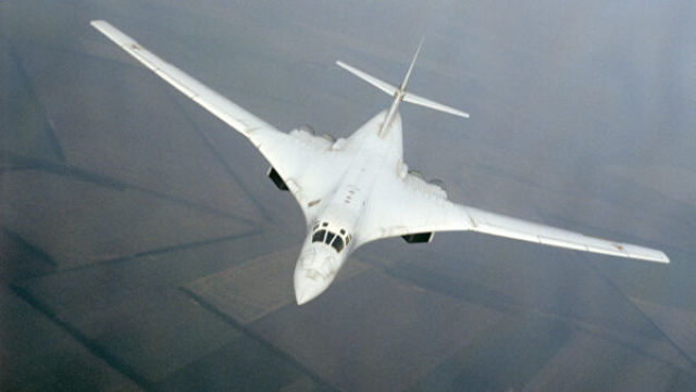 Сверхзвуковой стратегический бомбардировщик Ту-160 в воздухе