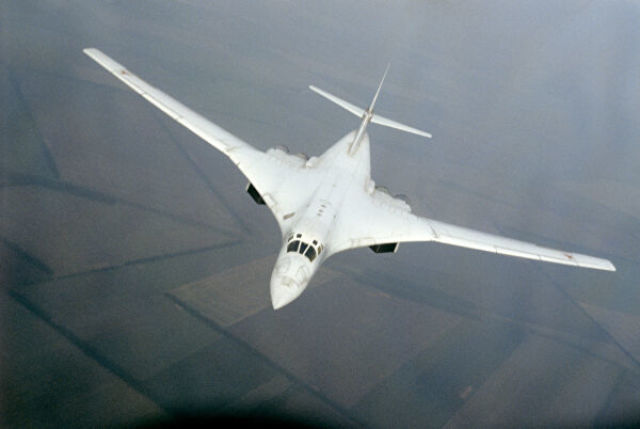 Сверхзвуковой стратегический бомбардировщик Ту-160 в воздухе
