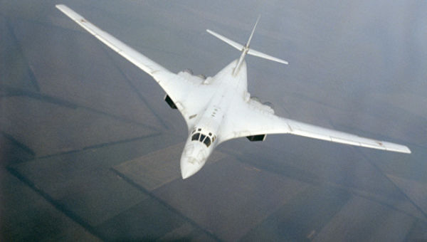 Сверхзвуковой стратегический бомбардировщик Ту-160 в воздухе. Архивное фото