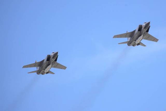 Сверхзвуковые истребители-перехватчики МиГ-31К с гиперзвуковыми ракетами "Кинжал"
