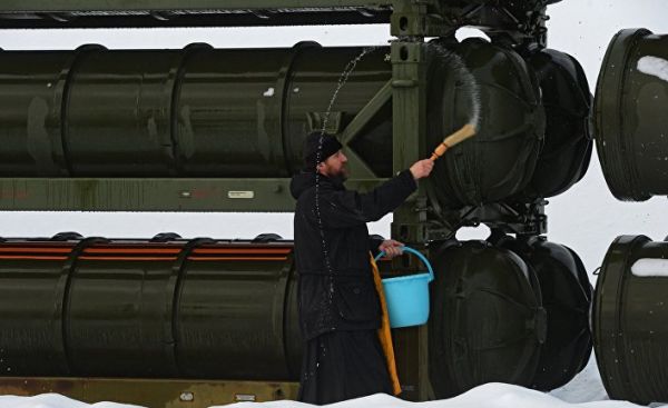 Священнослужитель освящает контейнеры с зенитными ракетами
