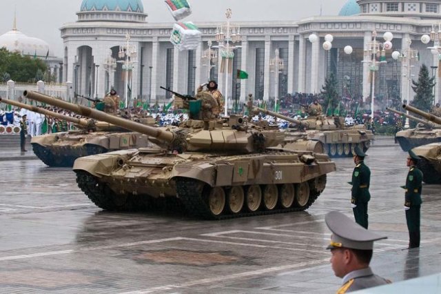 Т-90С (впереди) и Т-72УМГ (на фоне) в Туркменистане.