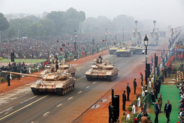 Т-90С и БМП-2 на параде в честь Дня Республики в Нью-Дели