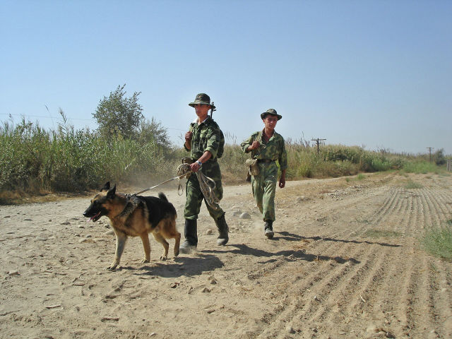 Таджикские пограничники на таджикско-афганской границе