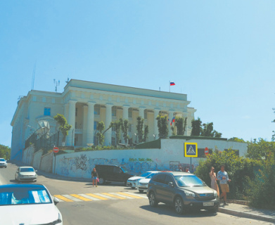 Так выглядело административное здание на улице Советской до 22 сентября. Фото Владимира Карнозова