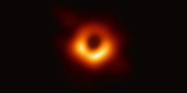 Так выглядит первая в истории науки фотография сверхмассивной черной дыры. Снимок получили с помощью сети радиотелескопов на четырех континентах