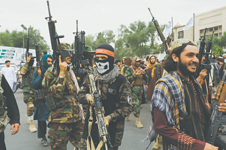 Талибы отпраздновали победу над американцами, но мир на землю Афганистана принести не смогли. Фото Reuters