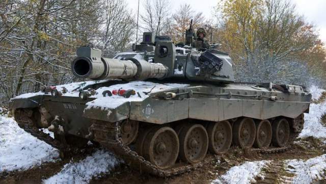 Танк Challenger 2 британских вооруженных сил на полигоне Хоэнфельс в Германии