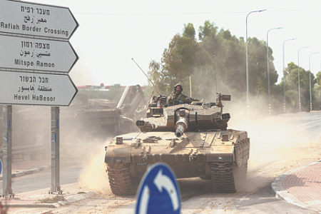 Танк «Меркава» движется по направлению к населенному пункту, захваченному палестинскими отрядами. фото Reuters