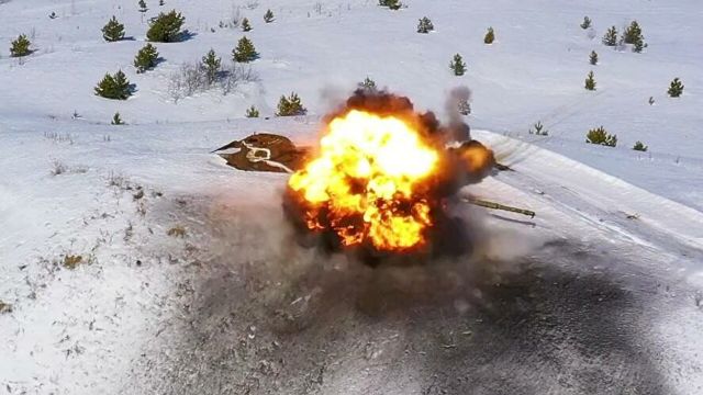 Танк, подорванный управляемой ракетой "Вихрь" во время испытаний на полигоне Минобороны России. Скриншот видео