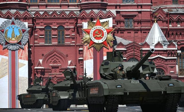 Танк Т-14 "Армата" (на первом плане) во время парада в ознаменование 75-летия Победы в Великой Отечественной войне