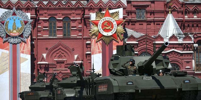 Танк Т-14 Армата (на первом плане) во время парада в ознаменование 75-летия Победы в Великой Отечественной войне
