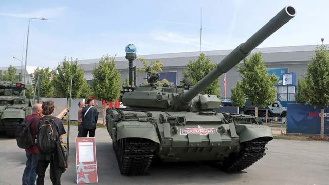 Танк Т-62М с МГОЭС (многоспектральная гиростабилизированная оптико-электронная система), представленный на международном военно-техническом форуме «Армия-2022» на территории конгрессно-выставочного центра «Патриот»