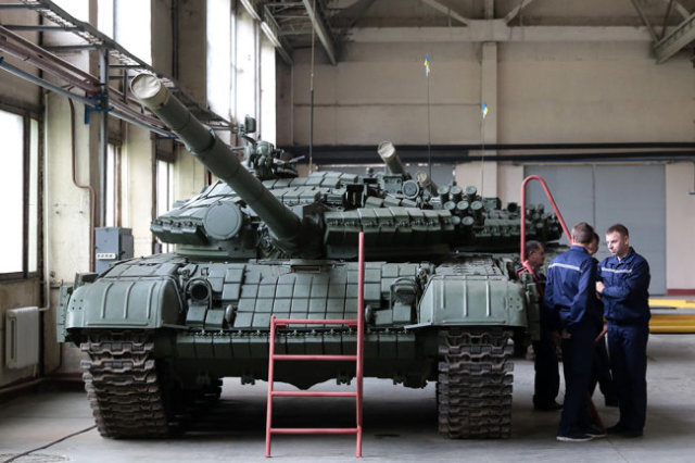Танк Т-72 на Львовском бронетанковом заводе.