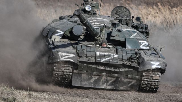 Танк Т-72 после ремонтных работ в полевых условиях