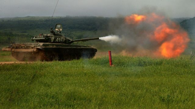 Танк Т-72 ведет стрельбу