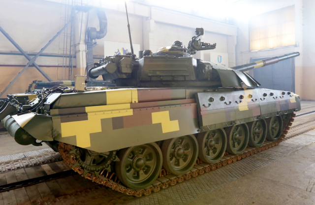 Танк Т-72 вооруженных сил Украины, прошедший ремонт и модернизацию на ГП "Киевский бронетанковый завод"