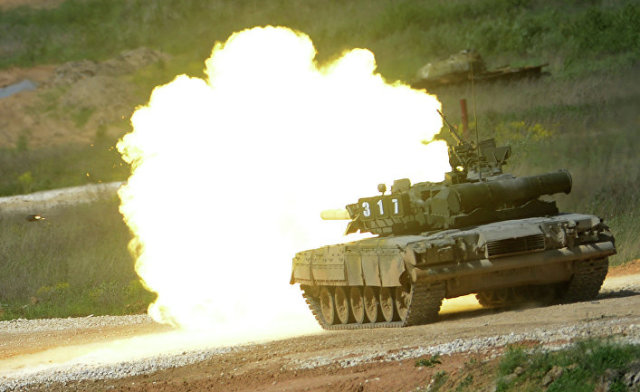 Танк Т-80 во время показа техники в рамках подготовки к международному военно-техническому форуму "Армия-2015"