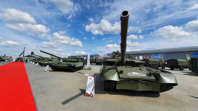 Танк Т-80БВМ на "Аллее танкпрома" в парке "Патриот"