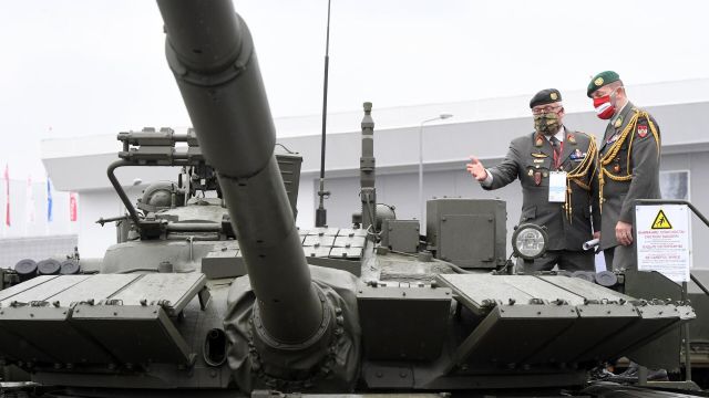 Танк Т-80БВМ на выставке вооружений Международного военно-технического форума (МВТФ) "Армия-2020"