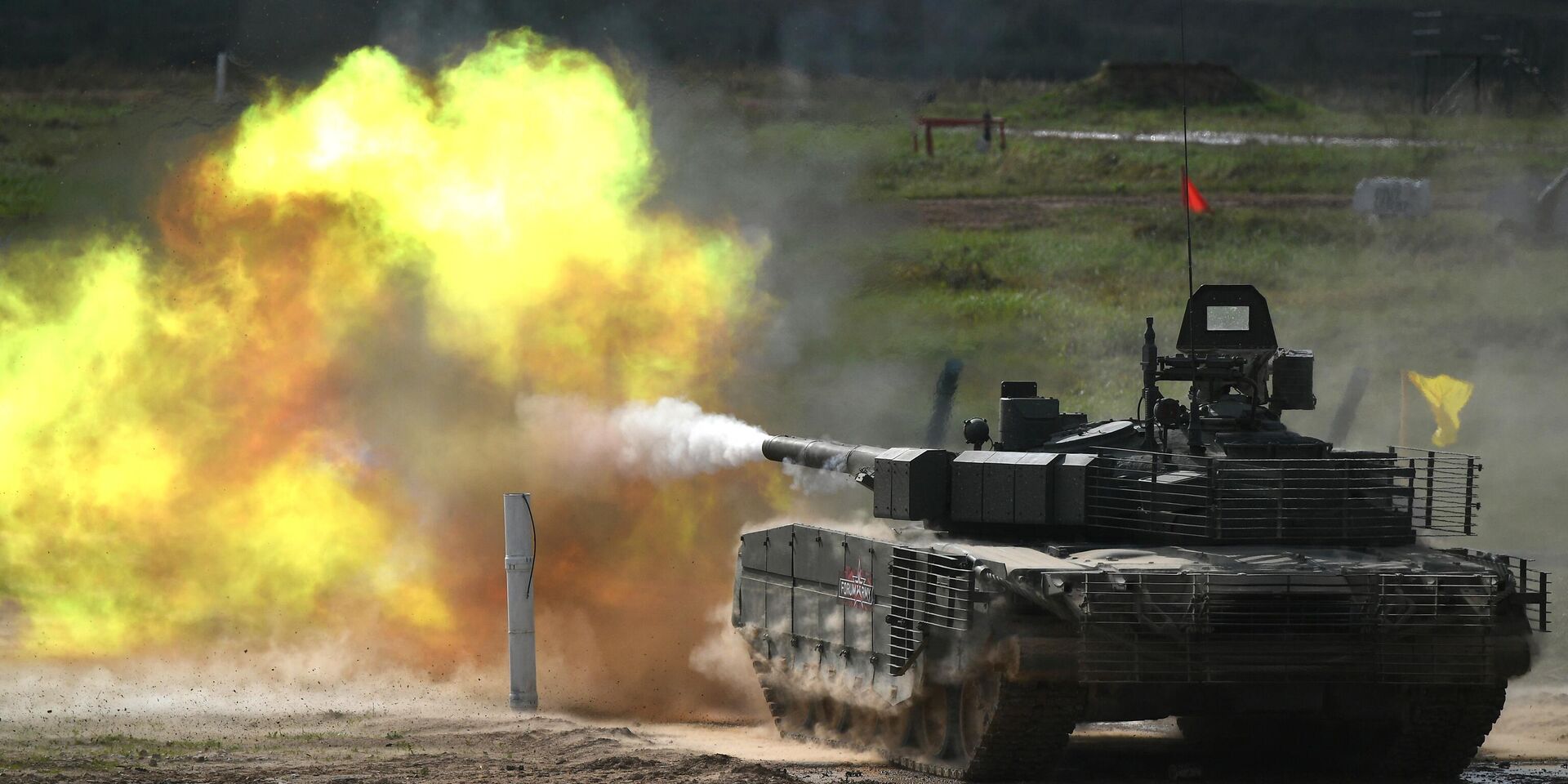 Танк Т-80БВМ во время динамического показа вооружений, военной и специальной техники в рамках Международного военно-технического форума (МВТФ) Армия-2021