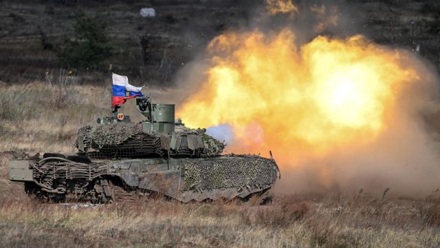 Танк Т-90М "Прорыв" на полигоне в тыловом районе специальной военной операции
