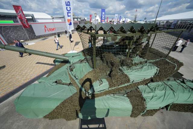 Танк Т-90М «Прорыв» с установленным на башню комплексом противодроновой защиты на Международном военно-техническом форуме «Армия-2023» в конгрессно-выставочном центре «Патриот»