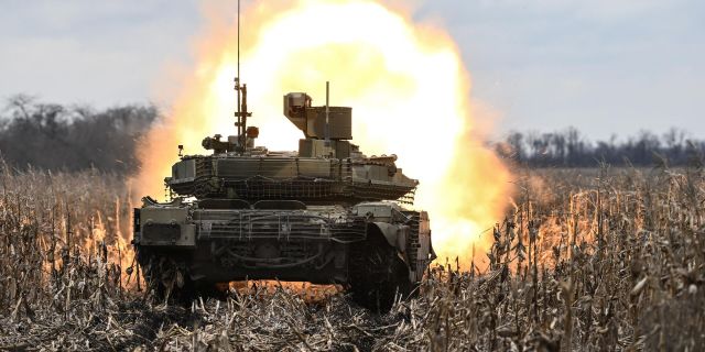 Танк Т-90М Прорыв ведет стрельбу по позициям ВСУ в южном секторе СВО