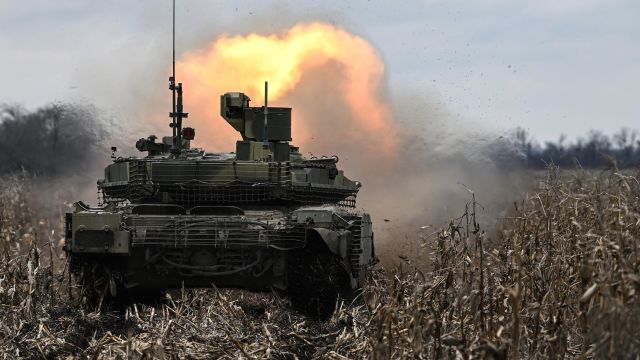 Танк Т-90М "Прорыв" ведет стрельбу по позициям ВСУ в зоне проведения спецоперации