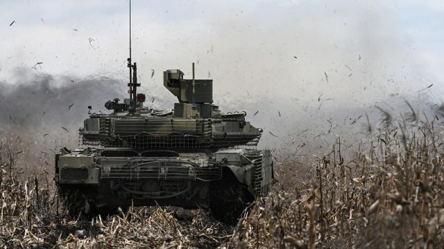 Танк Т-90М "Прорыв" ведет стрельбу по позициям ВСУ в зоне СВО