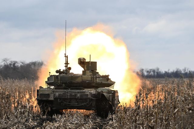 Танк Т-90М "Прорыв" ведет стрельбу по позициям ВСУ в зоне СВО