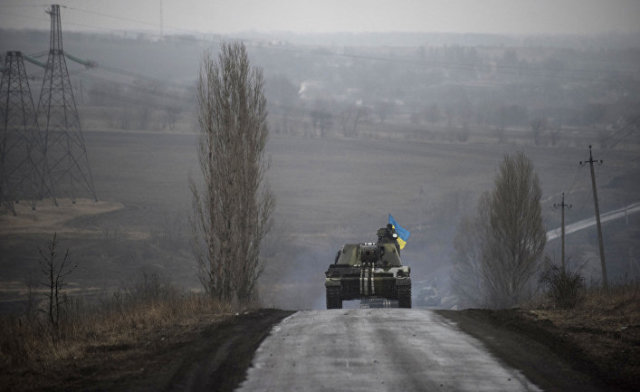 Танк украинской армии на окраине Донецка, 4 марта 2015 года