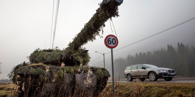 Танк во время учений НАТО «Единый трезубец», в которых участвовали и шведские военные