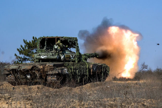 Танк Т-72 во время боевой работы танкового подразделения в Херсонской области, 2023 год