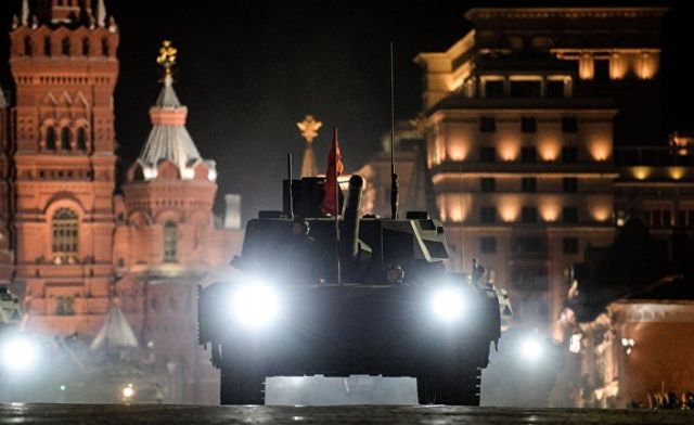 Танк Т-14 "Армата" на репетиции военного парада на Красной площади в Москве. 2017 год