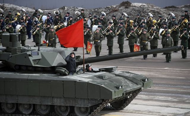 Танк Т-14 "Армата" во время тренировки к военному параду на Красной площади 9 мая 2017 года